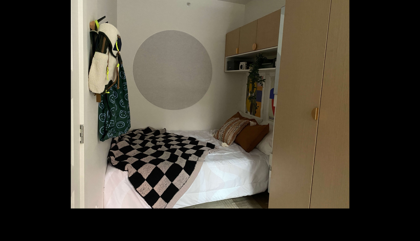 lit avec couverture à carreaux pendant la journée