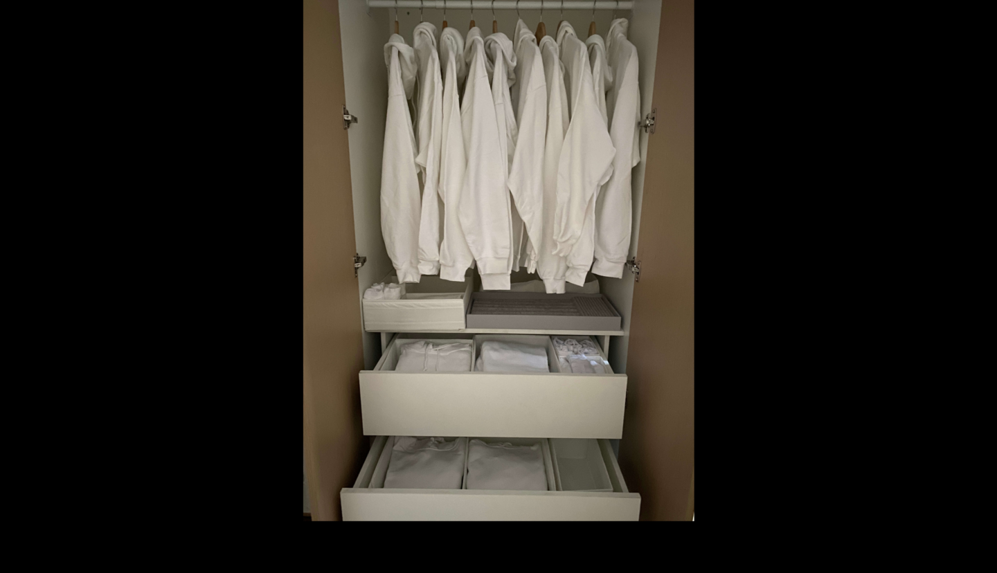 armoire de chambre remplie de vêtements blancs